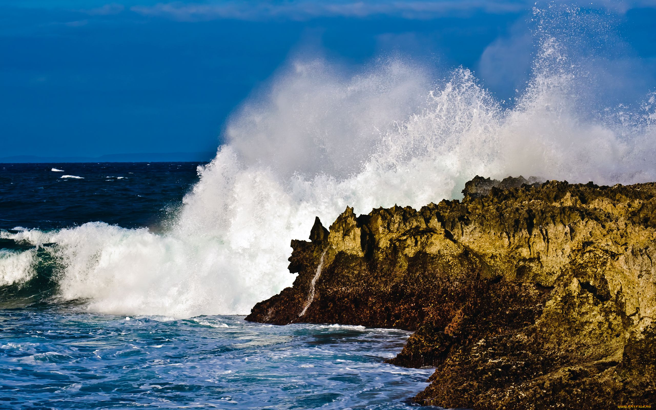 Красивые волны. Волны у берега. Океан. Волны и скалы. Море фото.